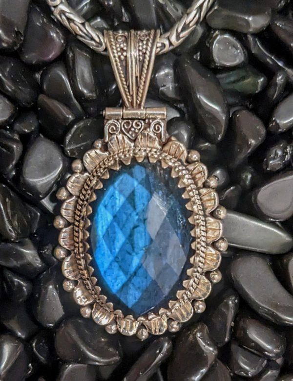 Beautifully Detailed Labradorite Pendant Online now