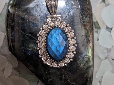 Beautifully Detailed Labradorite Pendant Online now