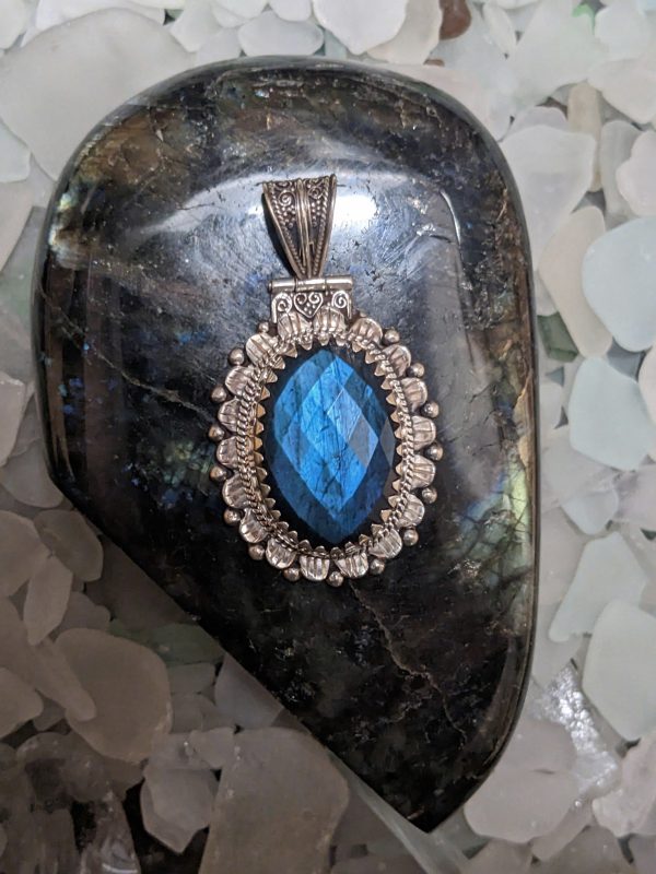 Beautifully Detailed Labradorite Pendant Online now